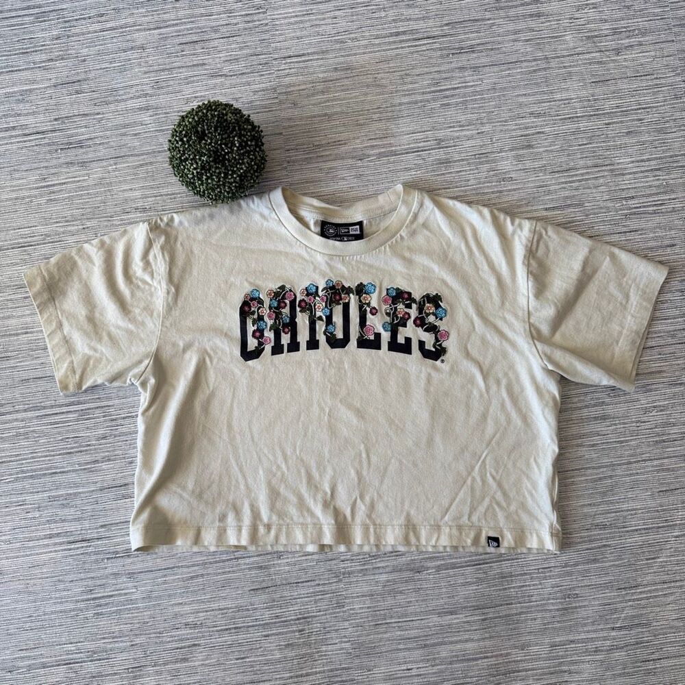 New Era Baltimore Orioles Cream Cropped Floral Graphic T-Shirt Size Medium